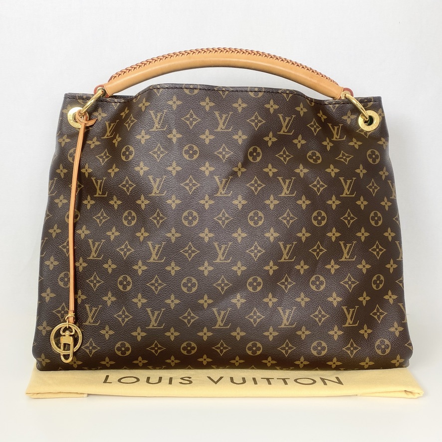 Louis-Vuitton-Artsy-GM-and-MM, cute lady