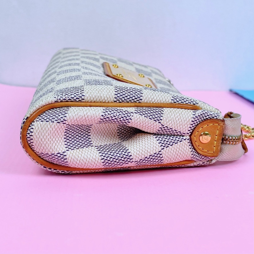 What's in My Purse/Crossbody Bag? *SUMMER Edition* ~Louis Vuitton Eva  Clutch Damier Azur~ 